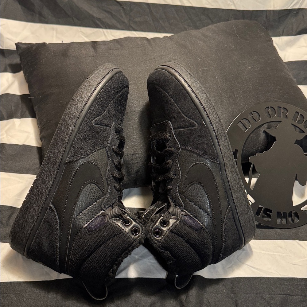 NWOB NIKE Youth Court Borough mid sneaker. Never been worn, all black. Size 5Y.